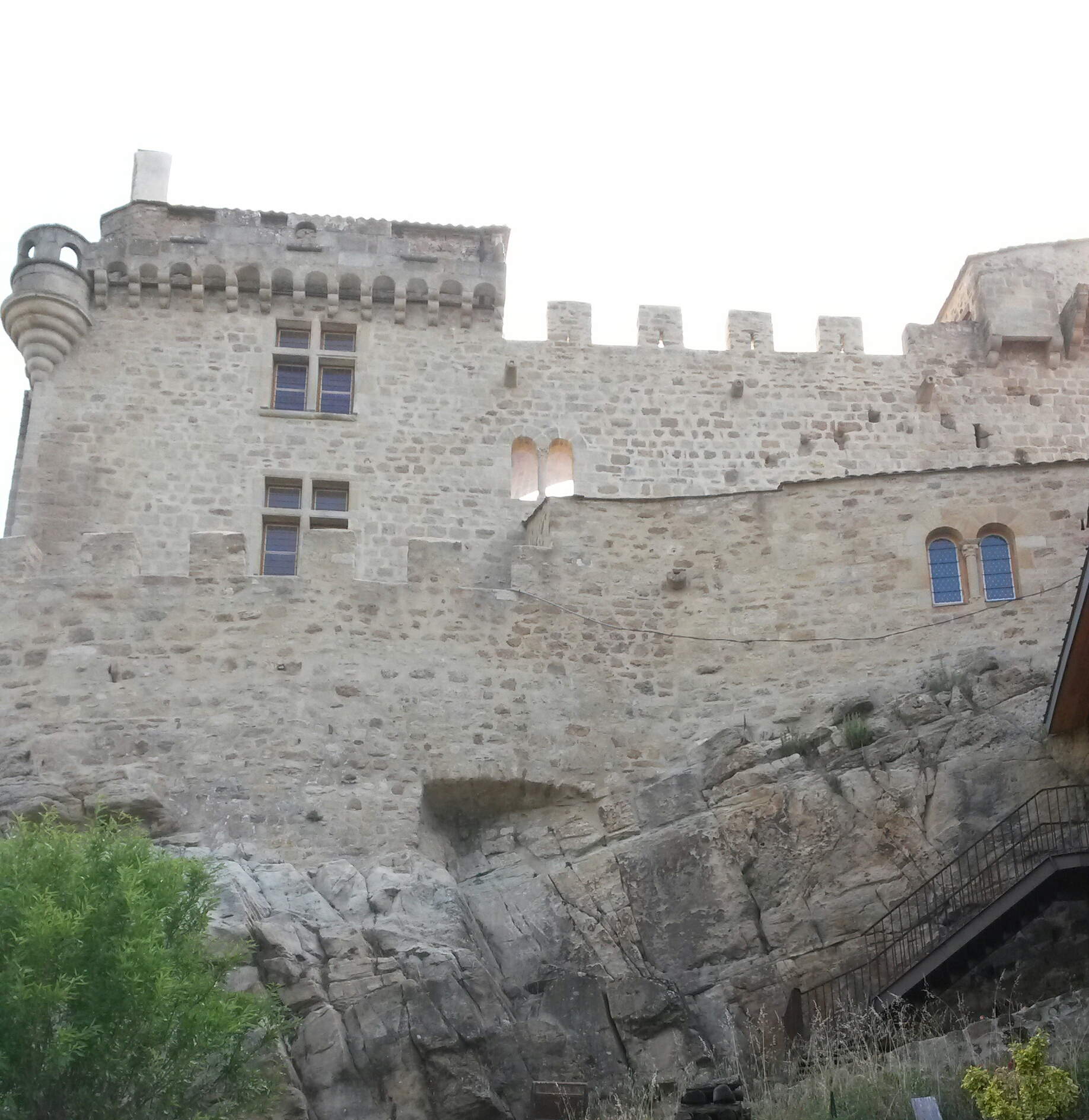 Château et hameau médiéval de Dio